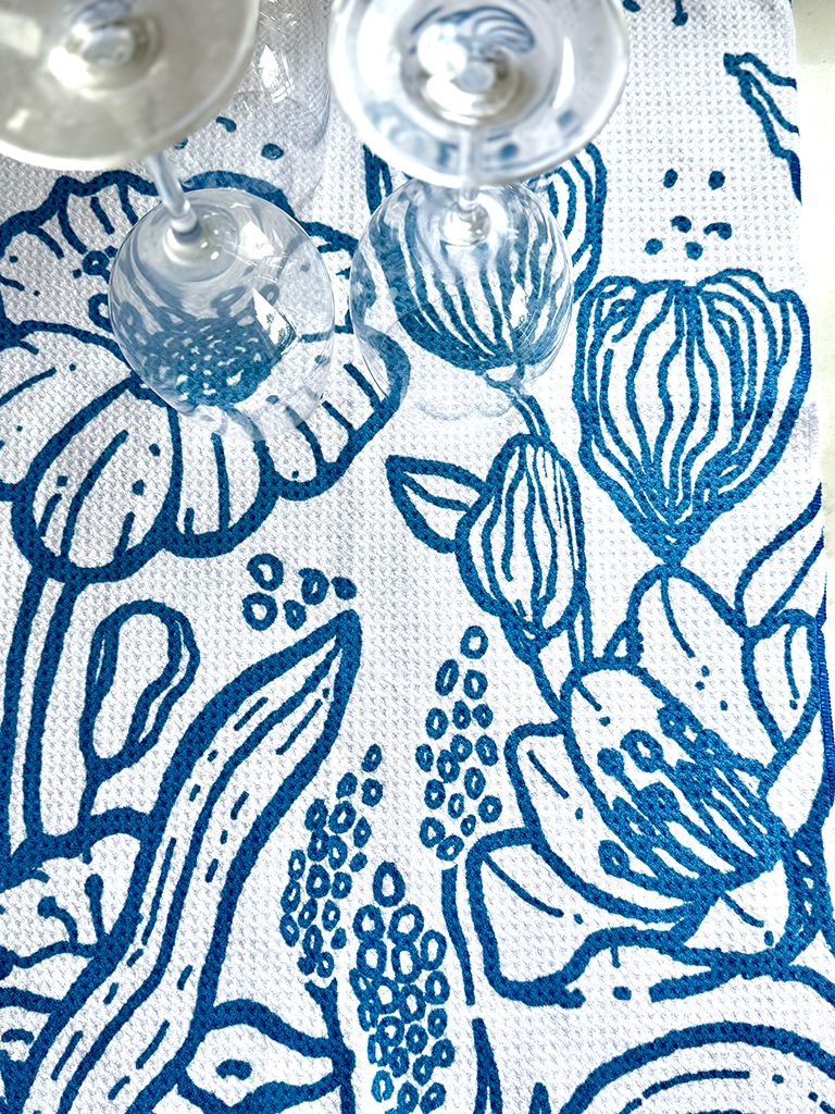Blue & white Presence floral quick-dry towel drying glassware.